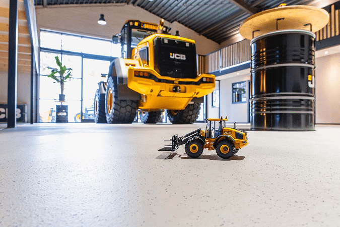 Betonvloer coaten voor een sterke en strakke afwerking
